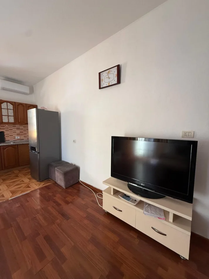 Tirane, jepet me qera apartament 2+1 Kati 2, 100 m² 500 € (Rruga 5 Maji)