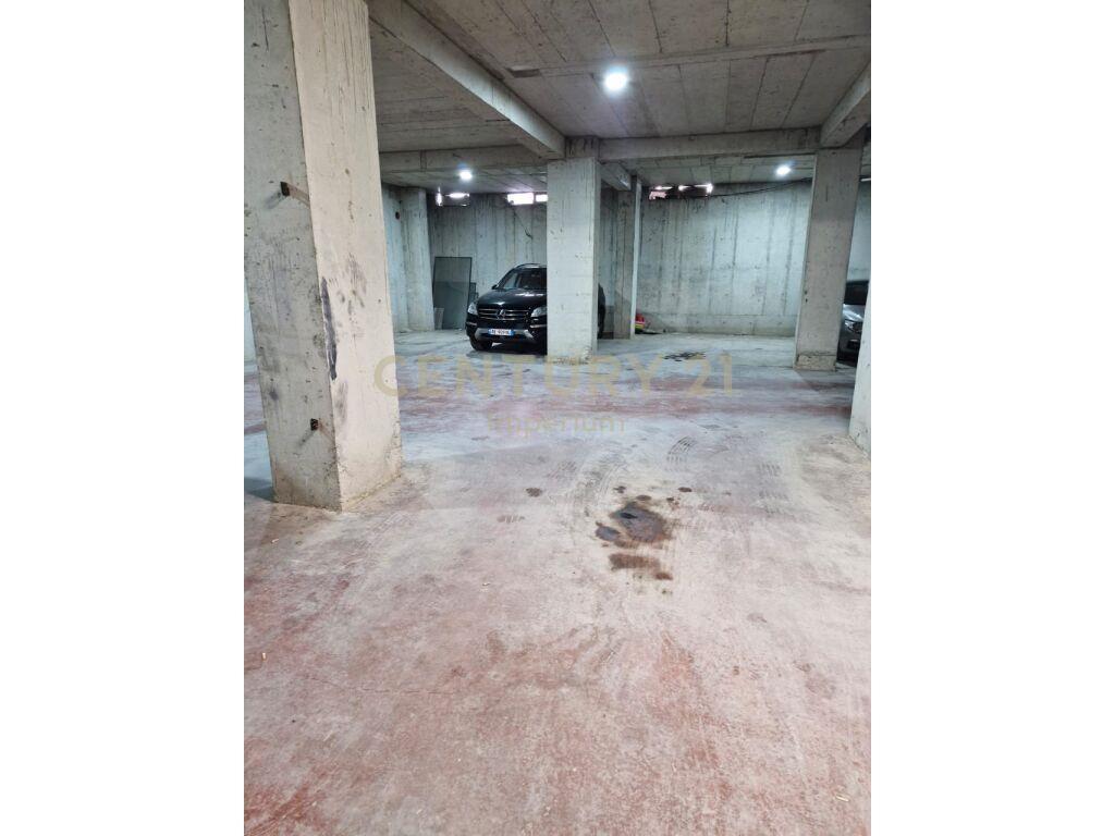 Vendita 1000m2 Soppalco Garage ad Astir