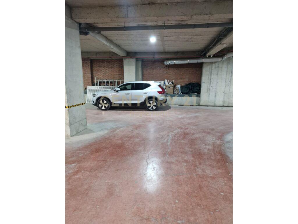 Vendita 1000m2 Soppalco Garage ad Astir