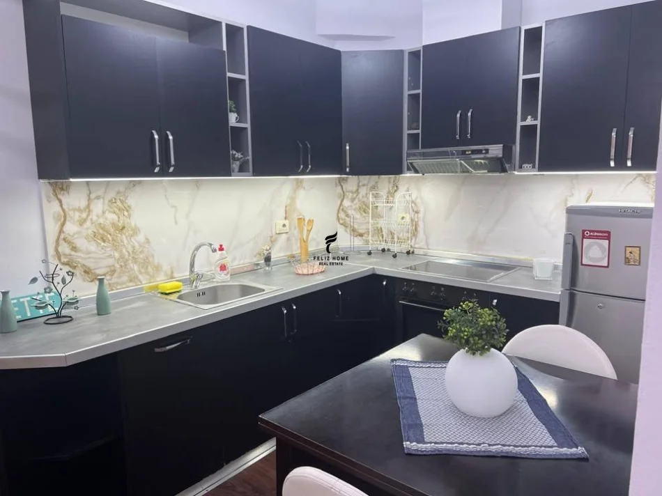 Tirane, jepet me qera apartament 1+1 Kati 1, 70 m² 500 € (XHAMIA E TABAKEVE)