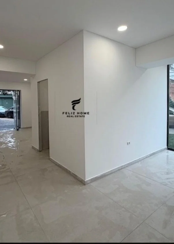 Tirane, negozio in vendita Piano 0, 49 m² 250.000 € (XHAMLLIKU)