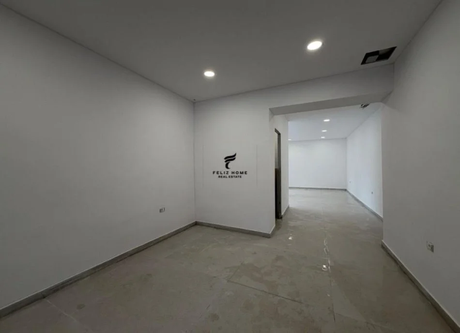 Tirane, negozio in vendita Piano 0, 49 m² 250.000 € (XHAMLLIKU)