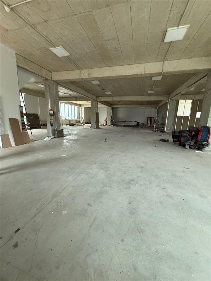 Capannone con cortile di 650 m2 a Peze Helmes a 2000 euro
