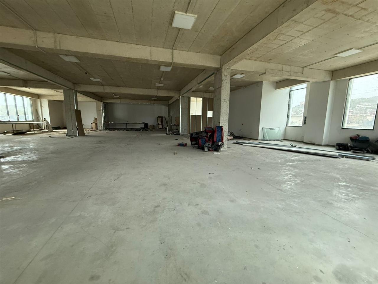 KAPANON ME QERA 650 M2 PEZE HELMES 2000 EURO