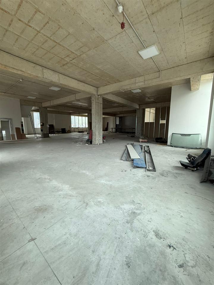 Capannone con cortile di 650 m2 a Peze Helmes a 2000 euro