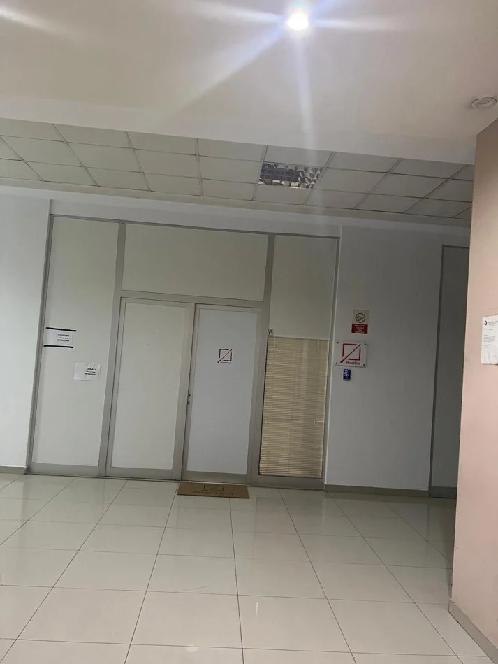 Tirane, vendesi ambiente commerciale Piano 2, 108 m² 270.000 € (COMUNE DI PARISIT)