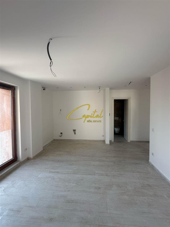 ZYRE ME QERA 156 M2 RRUGA E KAVAJES 2.500 EURO
