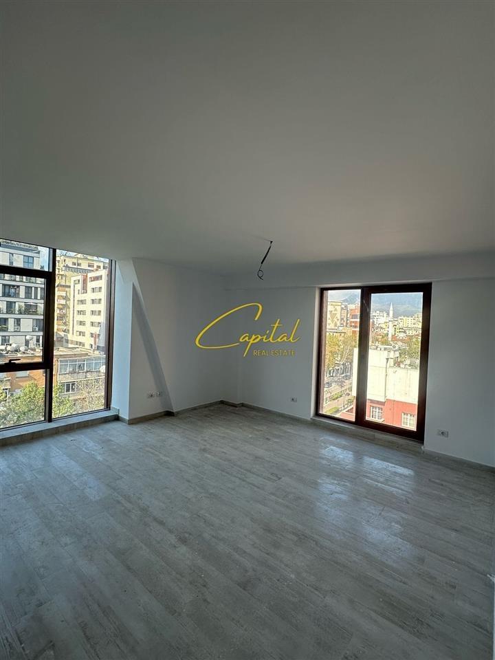 ZYRE ME QERA 156 M2 RRUGA E KAVAJES 2.500 EURO