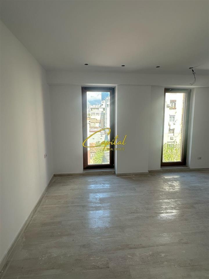 ZYRE ME QERA 156 M2 RRUGA E KAVAJES 2.500 EURO