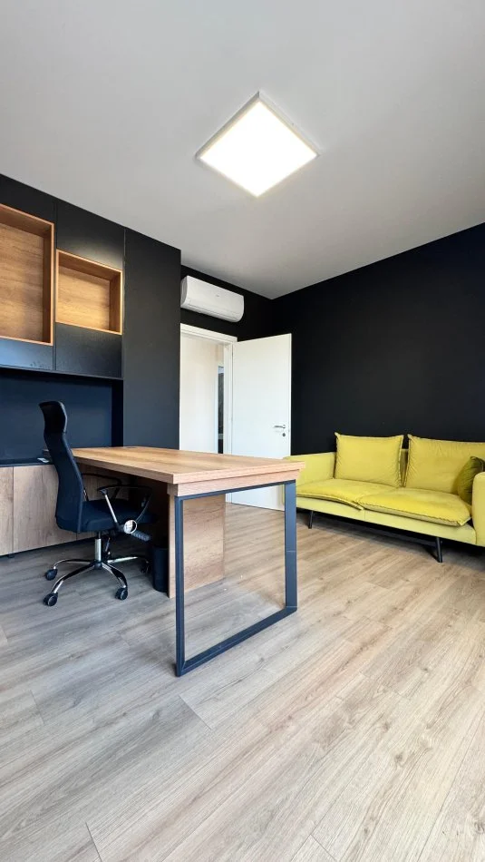 Tirane, vendita locale commerciale al 7° piano, 166 m², 475.000 € (VIA KAVAJES)