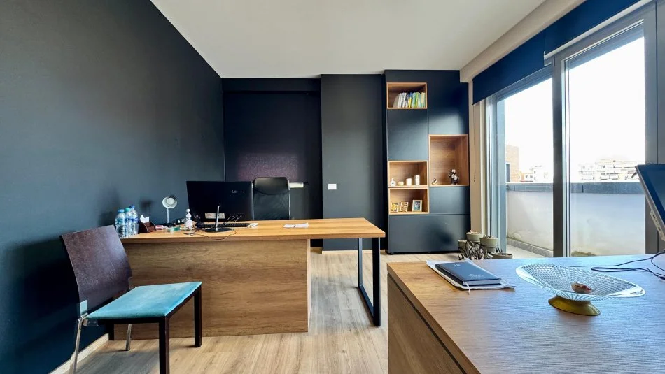 Tirane, vendita locale commerciale al 7° piano, 166 m², 475.000 € (VIA KAVAJES)
