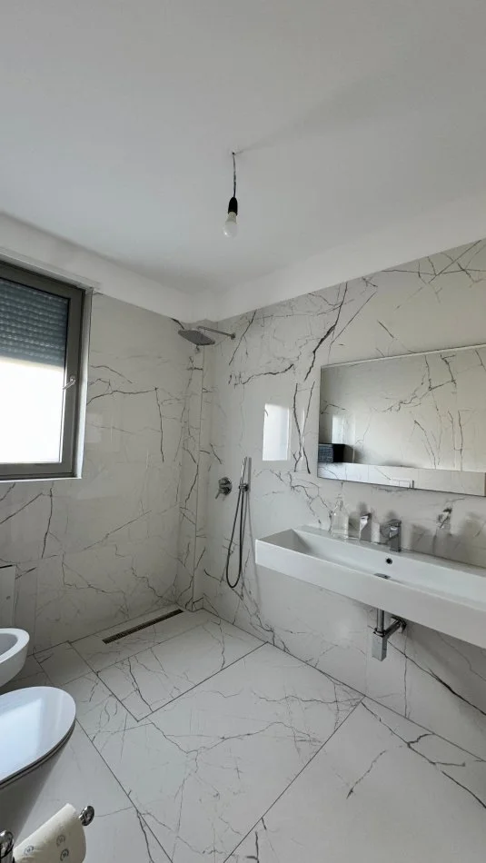 Tirane, vendita locale commerciale al 7° piano, 166 m², 475.000 € (VIA KAVAJES)