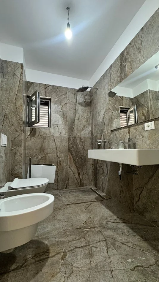 Tirane, vendita locale commerciale al 7° piano, 166 m², 475.000 € (VIA KAVAJES)