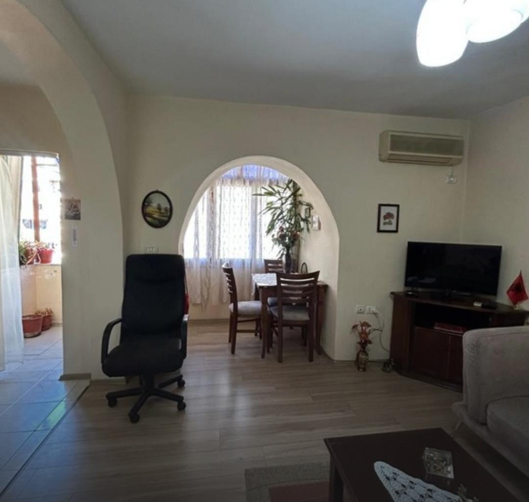 Shitet Apartament 1+1