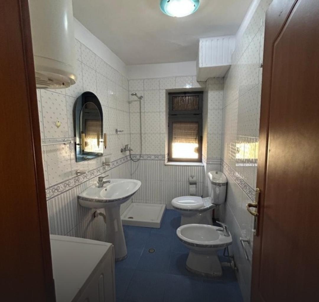 Shitet Apartament 1+1