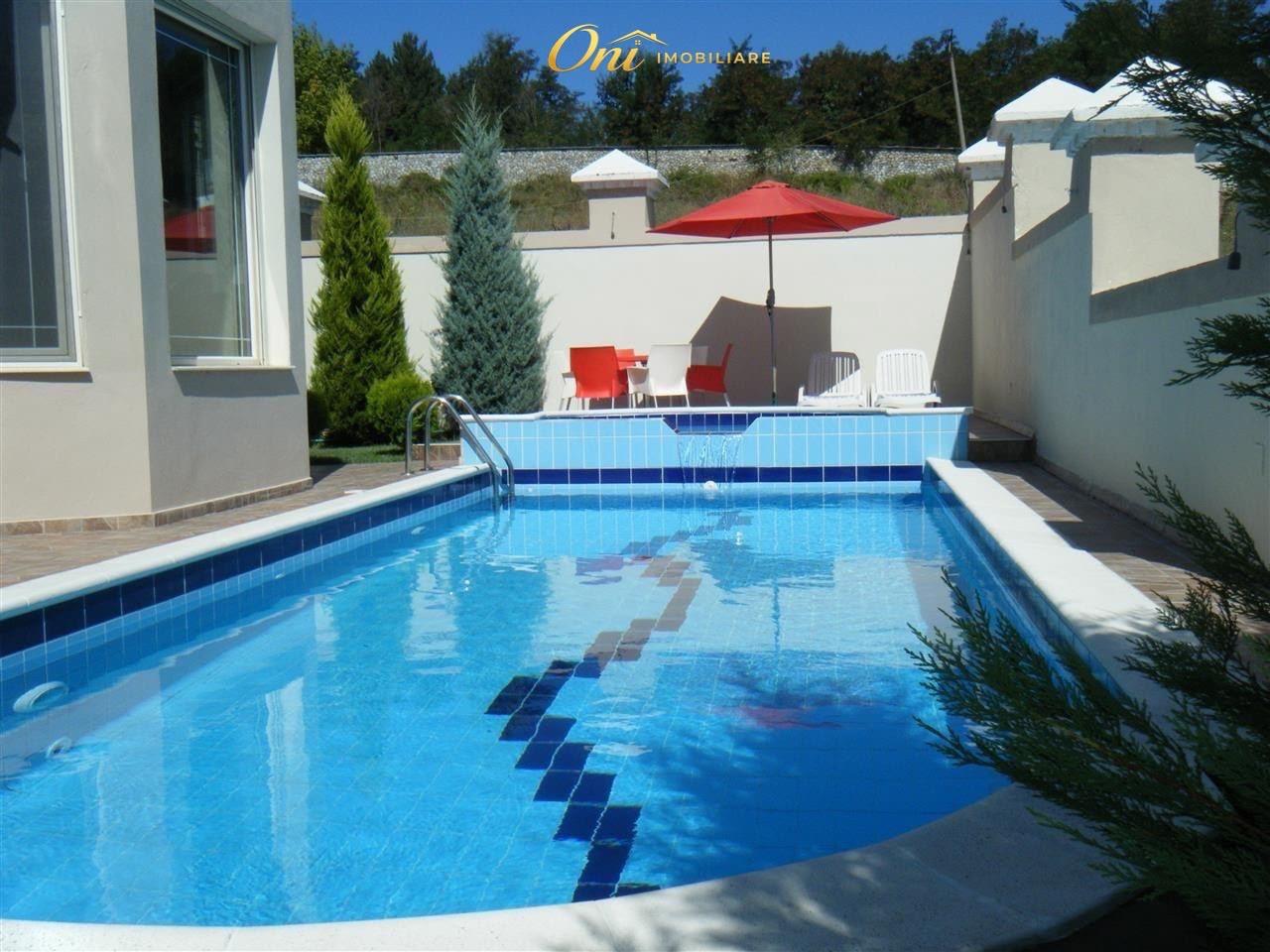 Vile in vendita con piscina di 660m2 in via Elbasanit