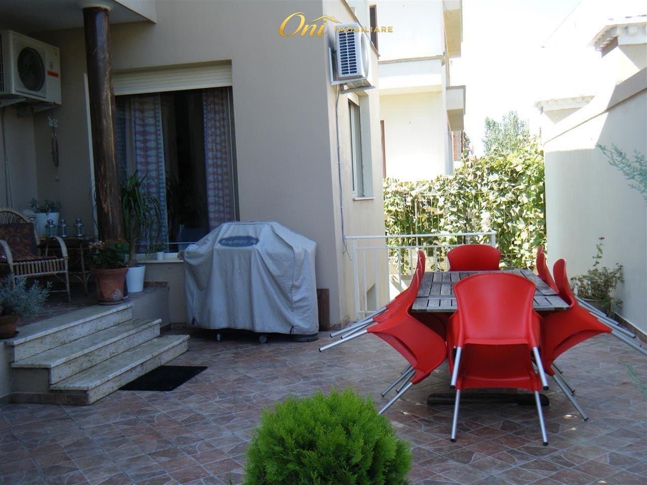 Vile in vendita con piscina di 660m2 in via Elbasanit