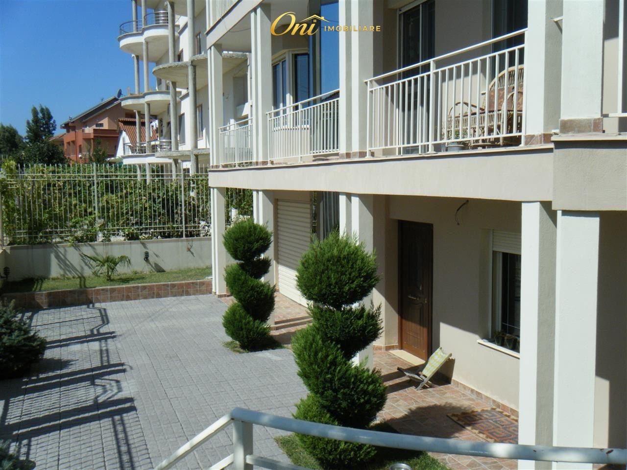Vile in vendita con piscina di 660m2 in via Elbasanit