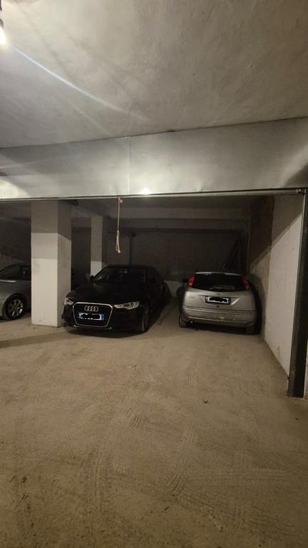 Shitet garazhd ne Astir prane Swiss Bar