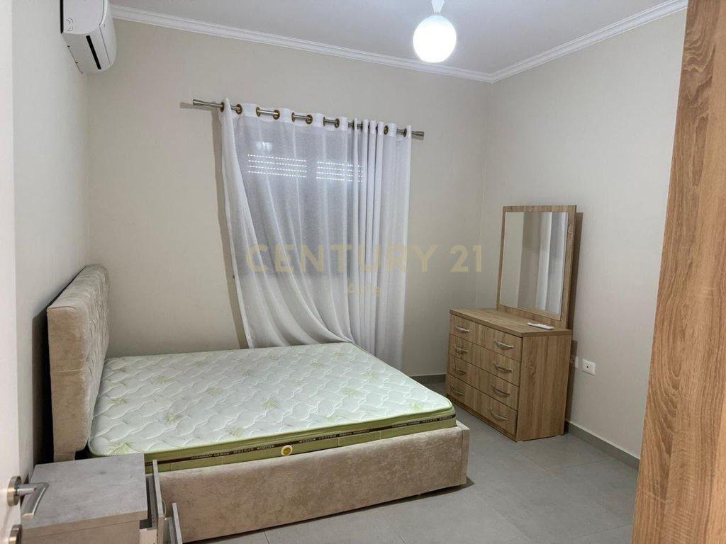 Jepet me qira shtëpi private 3+1+2 në Sauk të Ri!!
