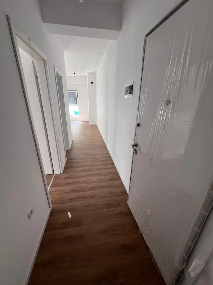 Tirane, vendesi appartamento 1+1 con balcone, Piano 5, 64 m², 109.500 € (ALI DEMI)