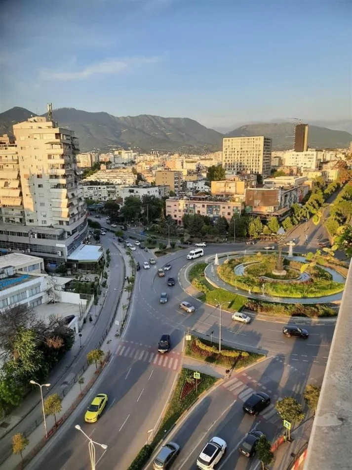 Tirane, vendesi appartamento 2+1 con balcone al secondo piano, 86 m², 196.000 € (ZOGU I ZI)