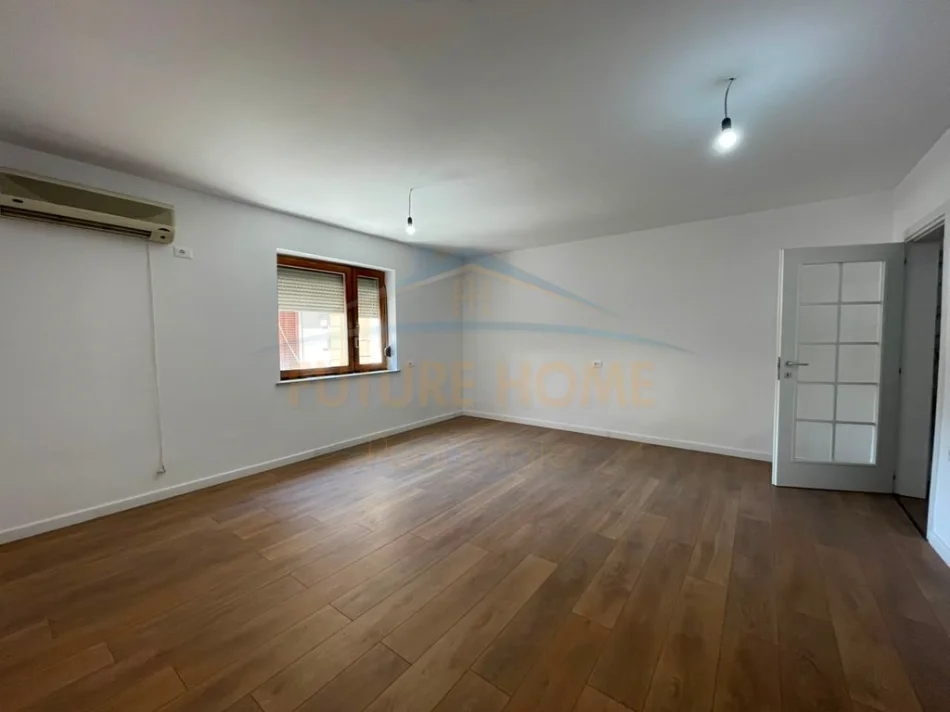 Tirana, appartamento 2+1 in vendita, Piano 2, 96 m², 235.000 € (Piazza Vecchia)