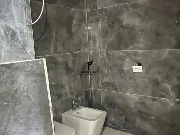 Tirana, for Sale 3+1 Apartment with Balcony, 4th Floor, 141 m², €325,000 (LAPRAKE)