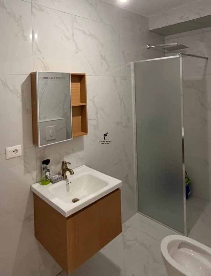 Tirane, affitto appartamento 1+1 al quinto piano, 62 m², 650 € (BLLOK)