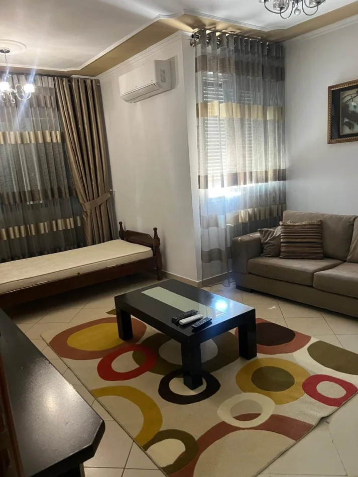 Tirane, affitto appartamento 1+1 al terzo piano, 60 m², 600 € (Ish-Parku)