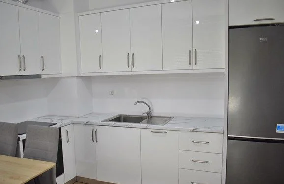 Tirane, affitto appartamento 1+1 al quinto piano, 60 m², 450 € (Ali Demi)