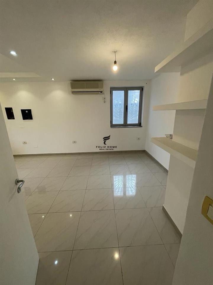 Commercial Space for Rent 100m2 in Mine Peza for 800 Euro