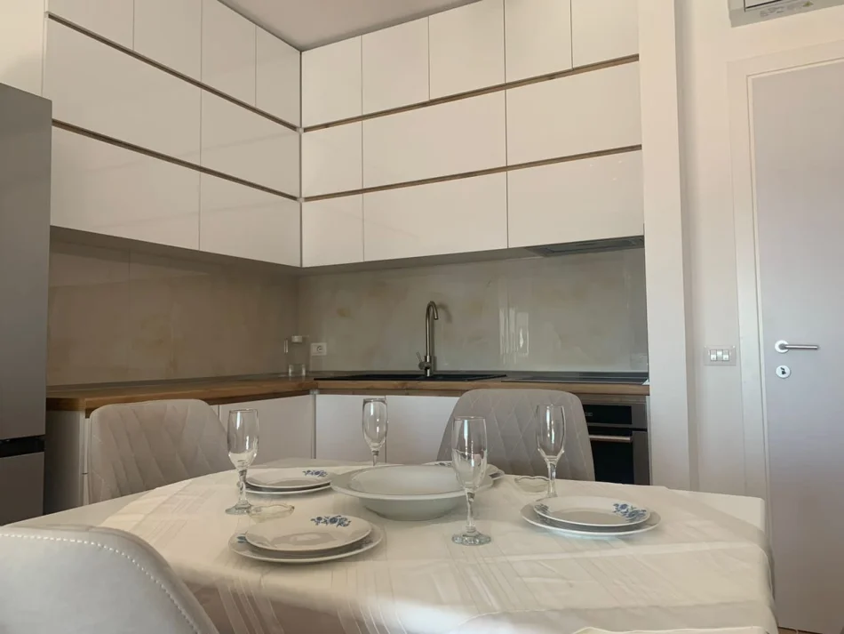 Tirane, affitto appartamento 2+1 Piano 9, 100 m² 650 € (Via 5 Maji)