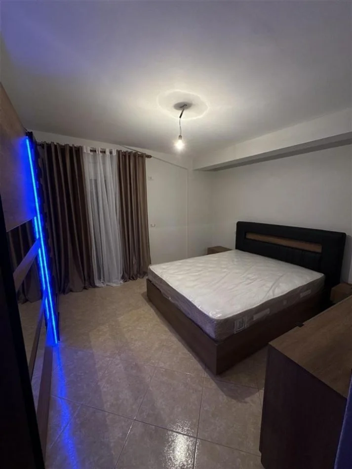 Tirane, affitto appartamento 2+1 con balcone, piano 5, 140 m², 550 € (Codice di profitto)