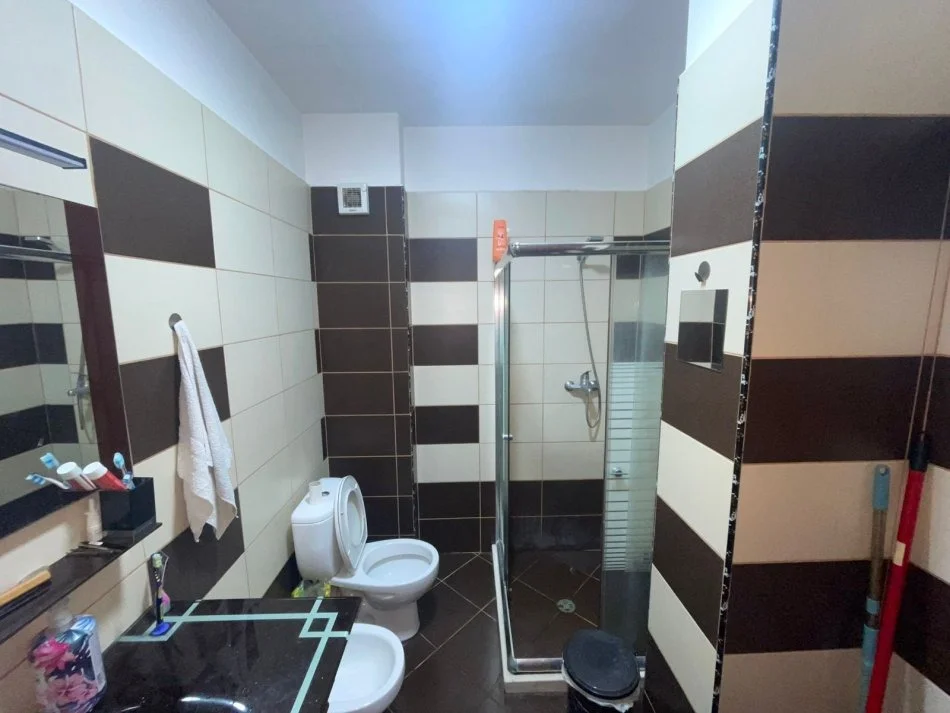 Tirane, affitto appartamento 1+1 con balcone al terzo piano, 70 m², 500 € (LIQUIDO CALDO)