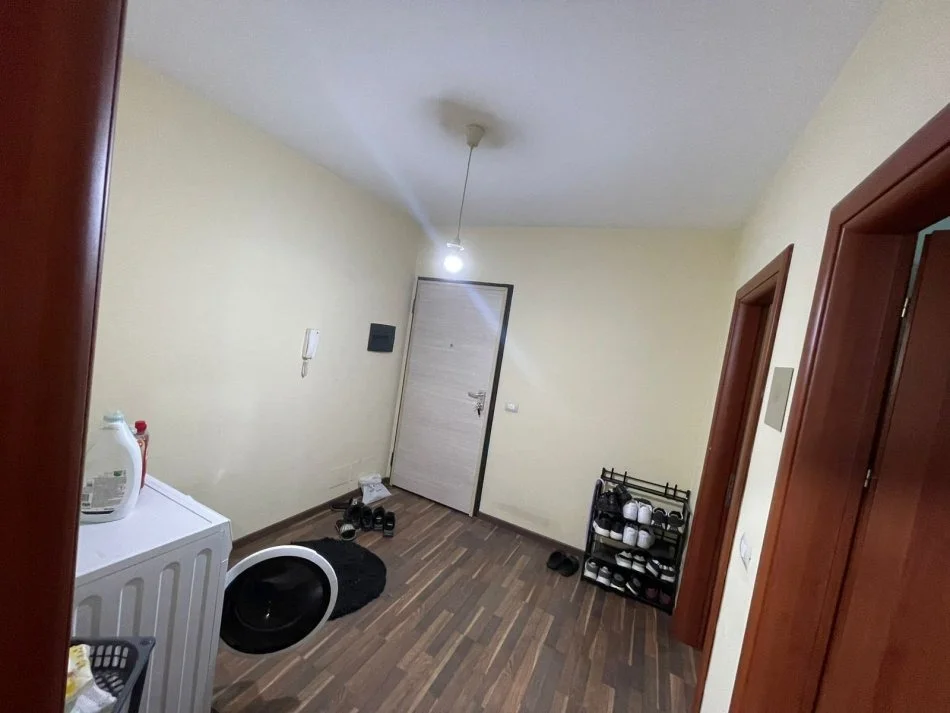 Tirane, affitto appartamento 1+1 con balcone al terzo piano, 70 m², 500 € (LIQUIDO CALDO)
