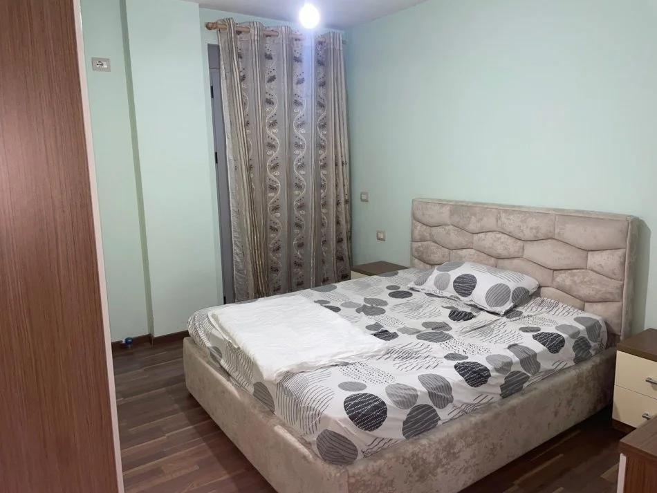 Tirane, affitto appartamento 1+1 con balcone al terzo piano, 70 m², 500 € (LIQUIDO CALDO)