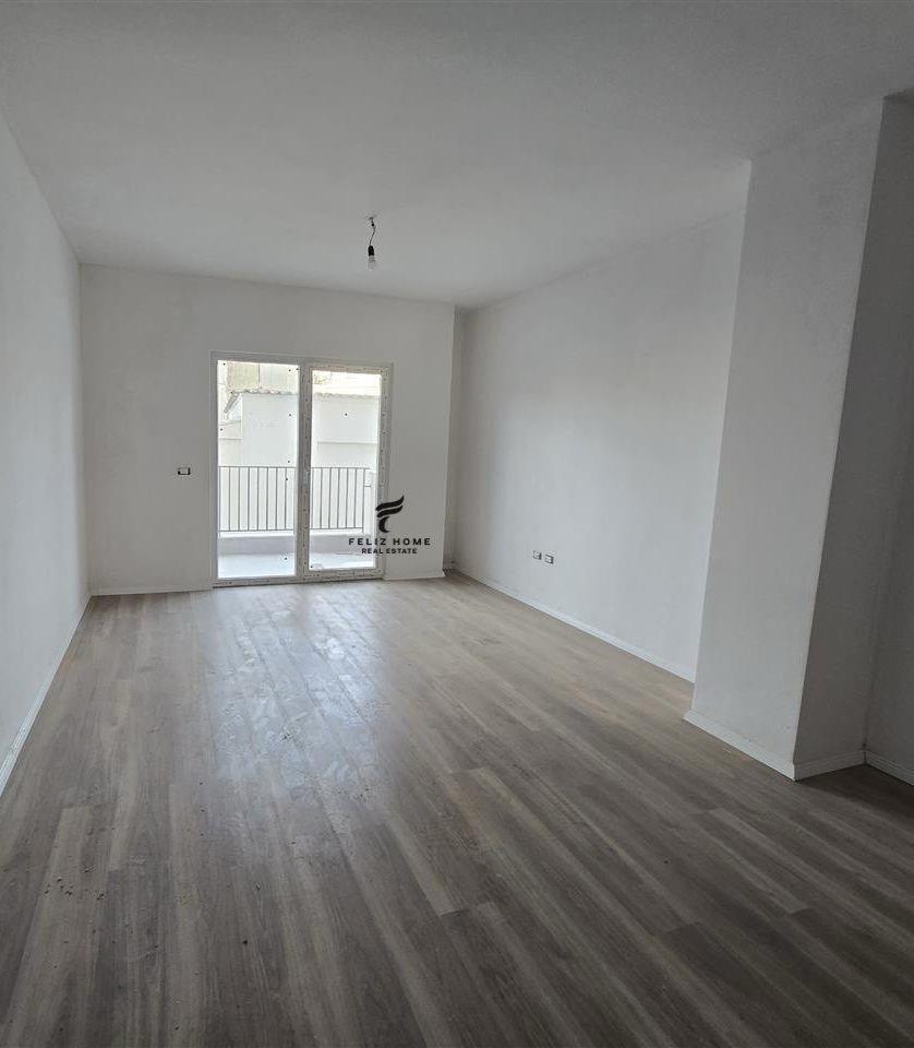 ZYRE ME QERA 100 M2 KOMUNA E PARISIT 900 EURO