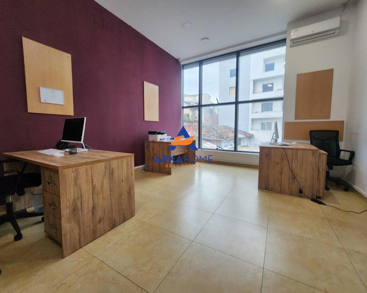 JEPET ME QERA AMBIENT ZYRE 36M2 "MYSLYM SHYRI" 500 EURO