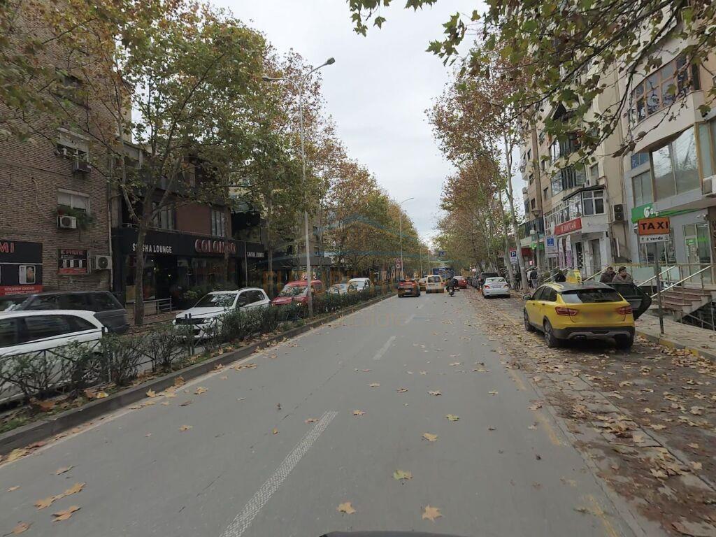 Shitet, Ambient Biznesi, Pranë Stacionit të Trenit