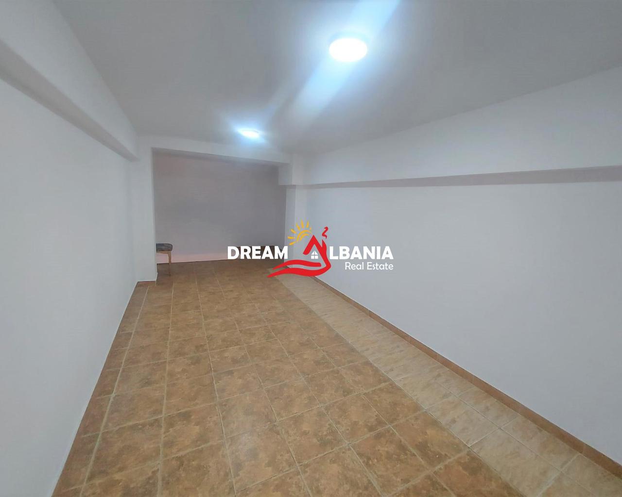 Dyqan me qera në Kombinat, (ID 4261816 )