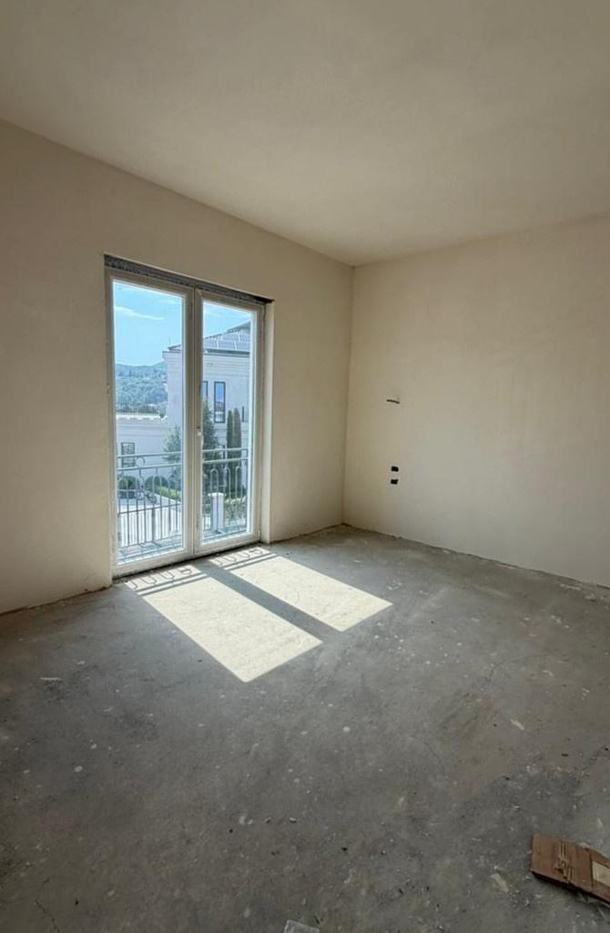 For Sale: Villa with Pool in Rolling Hills 2
