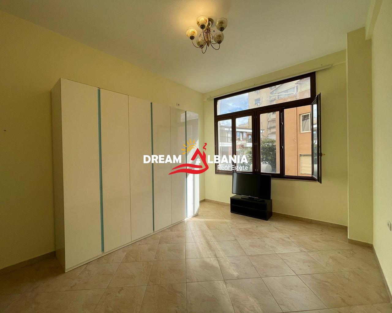 Jepet me qera ambient zyre pranë Komuna e Parisit (42611551)