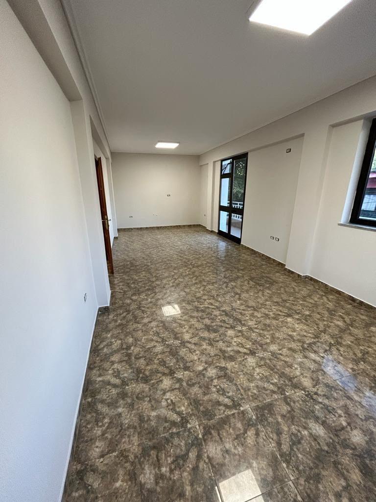 Ambient ufficio in affitto 3+1, Pazari i Ri!