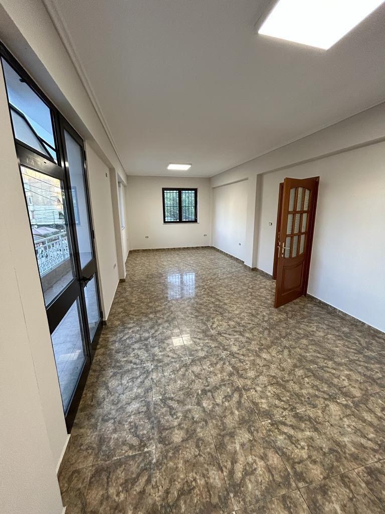 Ambient ufficio in affitto 3+1, Pazari i Ri!
