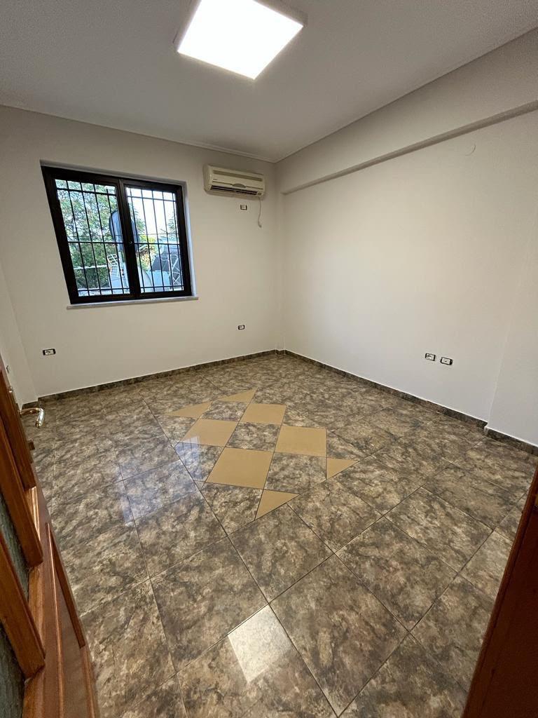Ambient ufficio in affitto 3+1, Pazari i Ri!