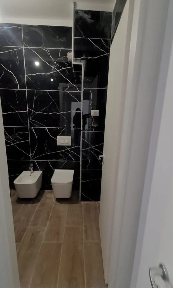 Tirane, vendesi appartamento 2+1+Balcone Piano 4, 109 m² 257.000 € (RRUGA E BARRIKADAVE)