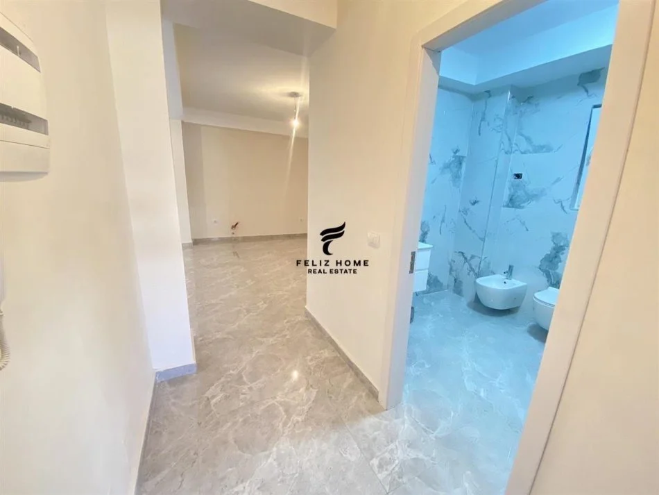 Tirane, vendesi appartamento 2+1 con balcone al terzo piano, 106 m², prezzo 307.000 € (CENTRO)
