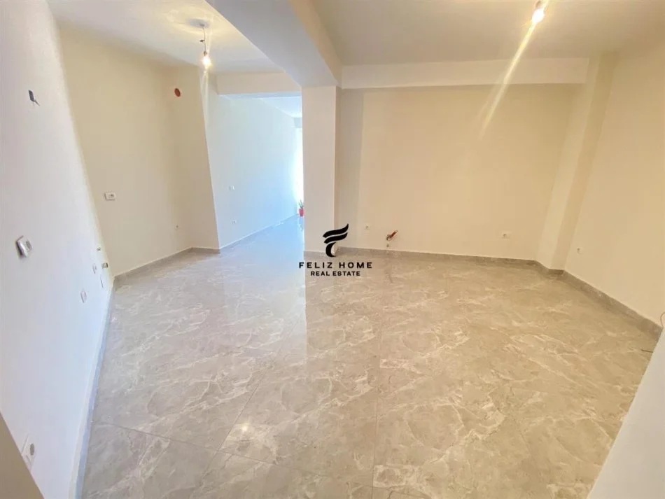 Tirane, vendesi appartamento 2+1 con balcone al terzo piano, 106 m², prezzo 307.000 € (CENTRO)