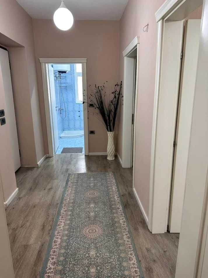 Tirane, jepet me qera apartament 2+1+Ballkon Kati 2, 75 m² 700 € (KOMUNA E PARISIT)